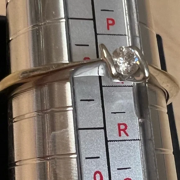 🔥Genuine .12tdw 10KT White Gold Diamond Ring size 8 - Picture 10 of 14